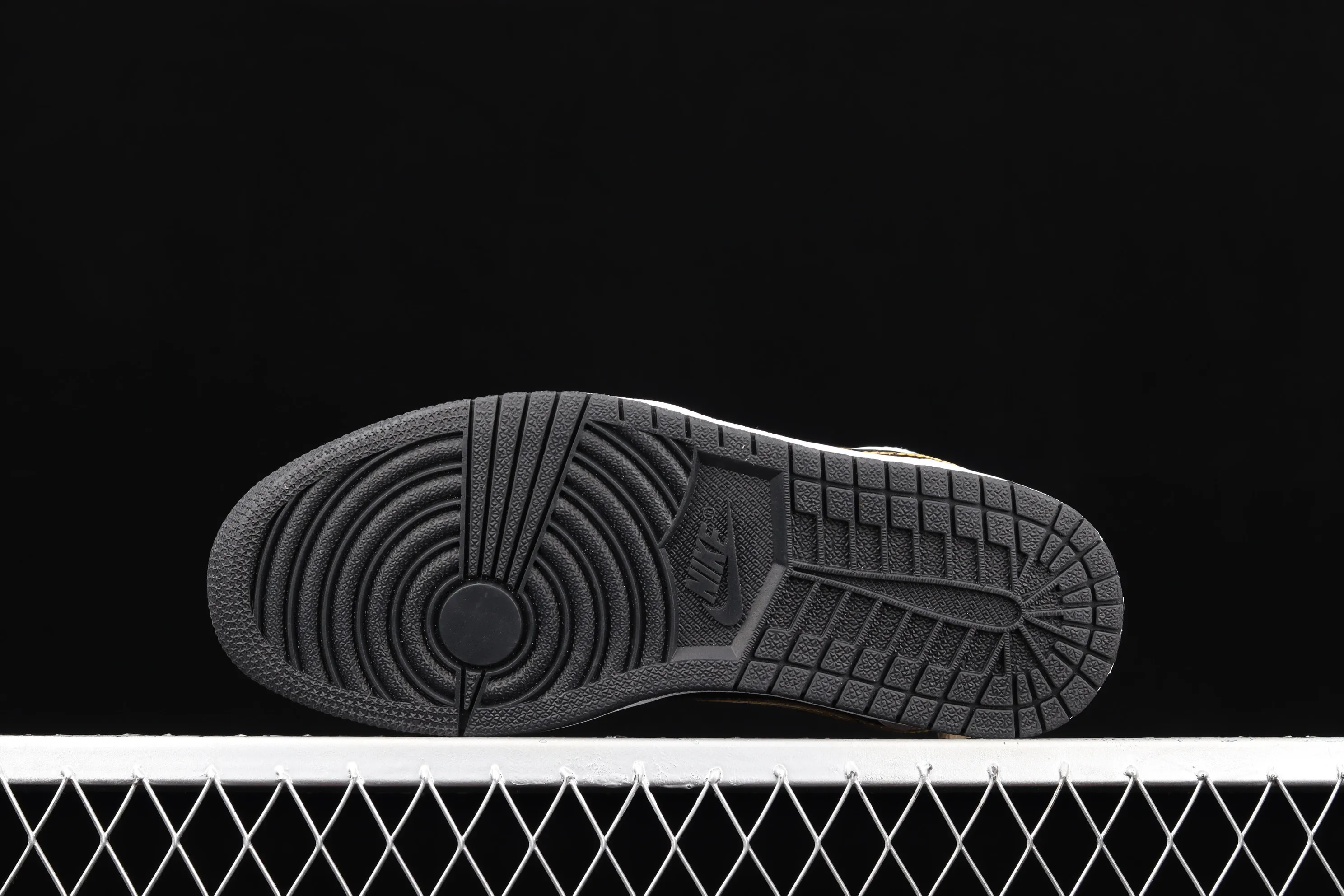 All categories Air Jordan Jordan series basketball shoes Air Jordan 1 Mid Air Jordan 1 Mid SE AJ1 Joe 1 white black gold Zhongbang basketball shoes 554724-190